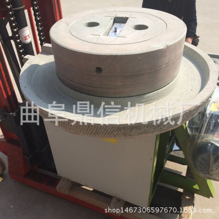 河北玉米煎餅?zāi)ズ龣C(jī) 商用石磨豆?jié){機(jī) 電動(dòng)石磨生產(chǎn)廠家
